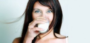 woman-drinking-milk