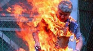 رجل يضرم النار في جسده