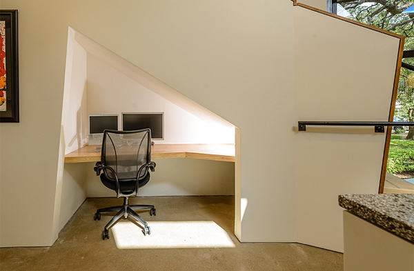  افكار وتجارب منزلية مبدعة لاستخدام المساحة تحت الدرج 20-space-under-stairs