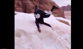 فيديو سعودي يرى الثلج لأول مرة في حياته