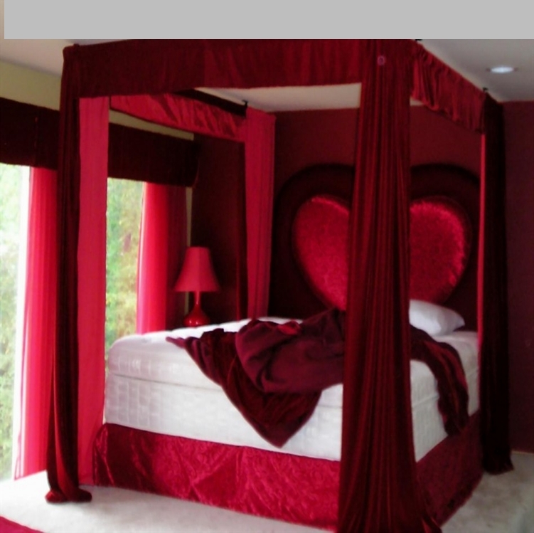 غرف نوم بالأحمر